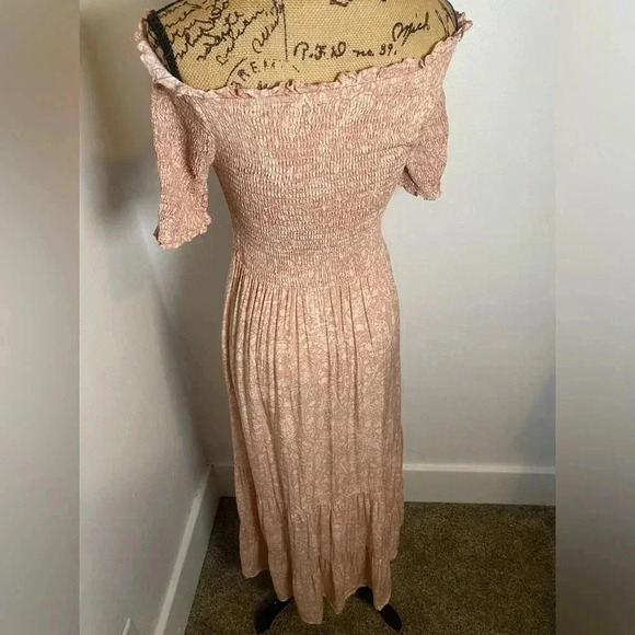 NWOT Urban Outfitters Smocked Off The Shoulder Midi Dress Pink Women’s Medium - Picture 12 of 16